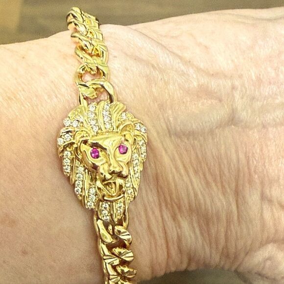 NWOT 18K Yellow Gold Plated Box Chain Bracelet with Lion Head & Fold Over Clasp. - Picture 1 of 4